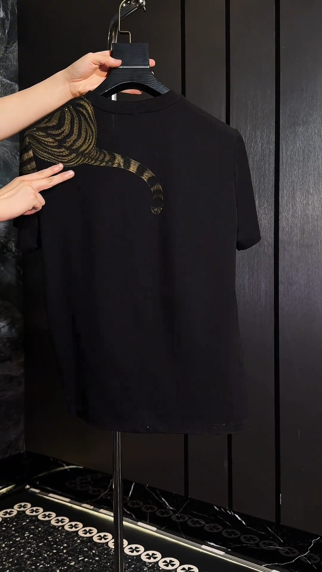 Gold Tiger Head Graphic T-Shirt